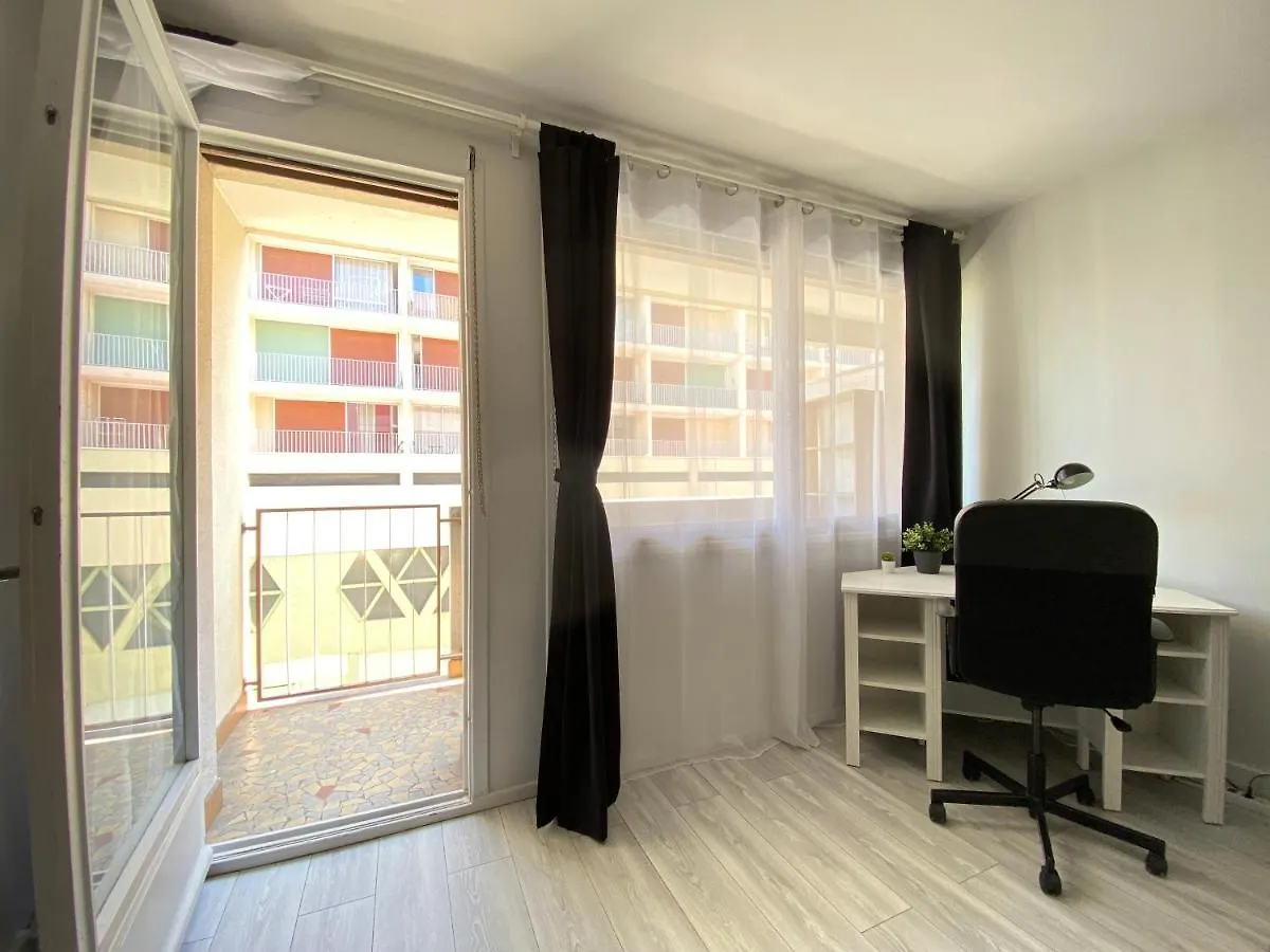 Cosy, Spacieux Avec 3 Chambres Et Espaces De Travail - Pres Bas Clermont-Ferrand 0*,  France